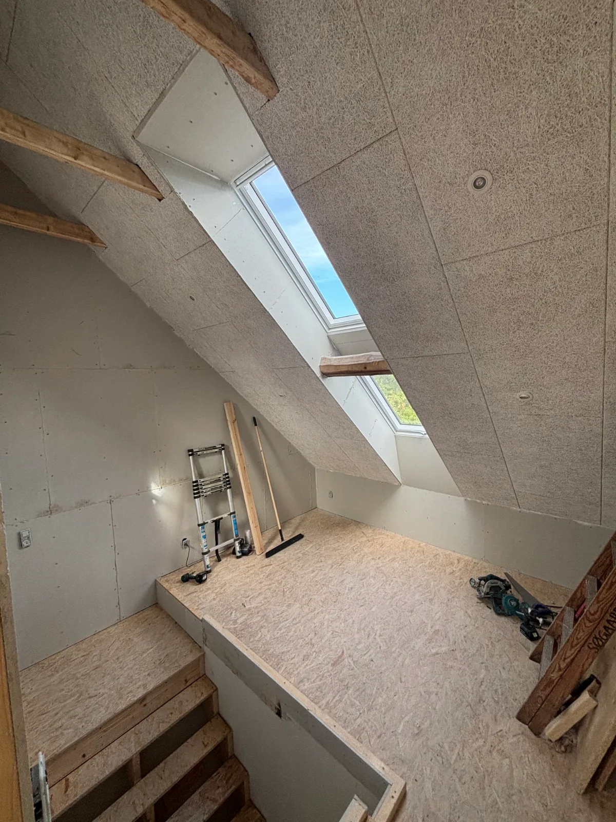 Nyt Velux-vindue monteret i tagkonstruktionen på et loft under ombygning