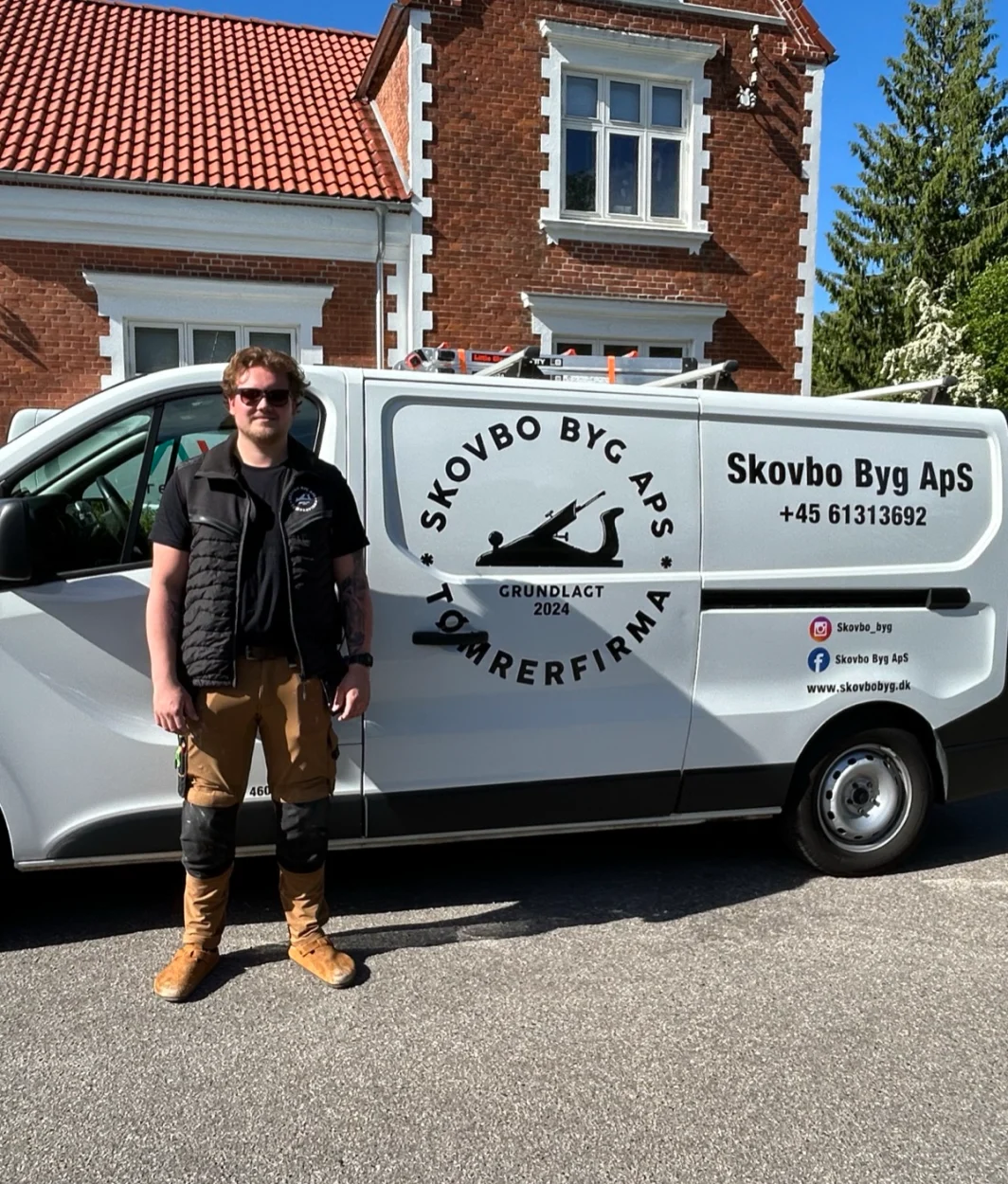William, indehaver af Skovbo Byg, foran firmabilen